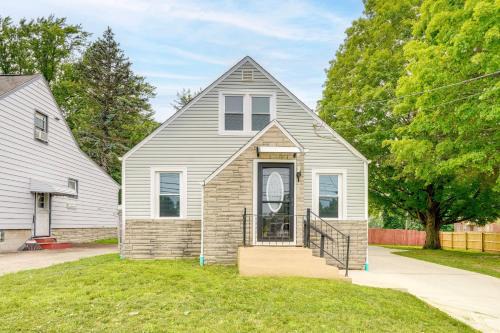 3 Mi to Dtwn Youngstown & YSU: Family Home w/Yard