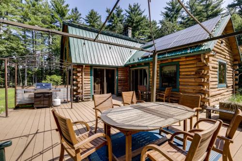 3 Mi to UMass Amherst: Peaceful New England Cabin
