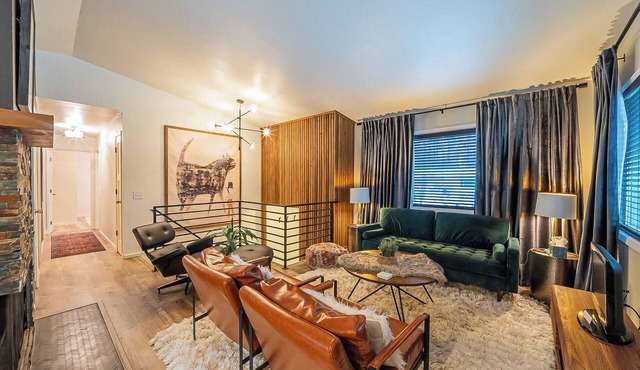 3 Miles from Airport! 2 Minute Walk to Groceries!