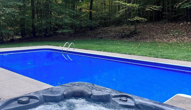 3 Miles to Hidden Valley! Secluded 3BR + loft w/WiFi, Hot Tub & Swimming Pool.