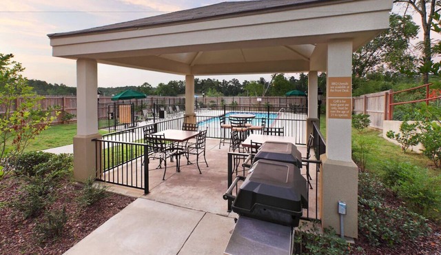 3 Units - Enjoy Comfortable Accommodations and Full Kitchen Near Magic Springs