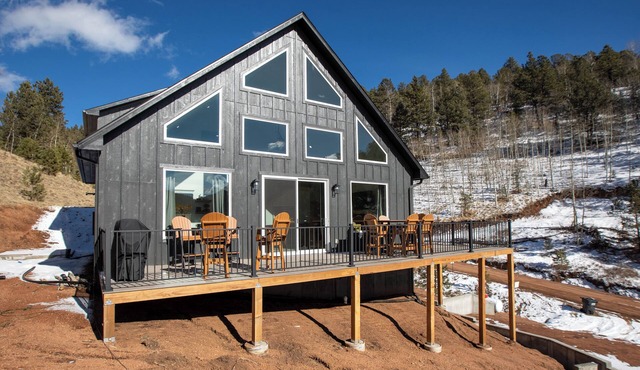 3BR Divide Cabin: Starlink, Mtn Views, Hiking Access! Family Friendly - Sleeps 8