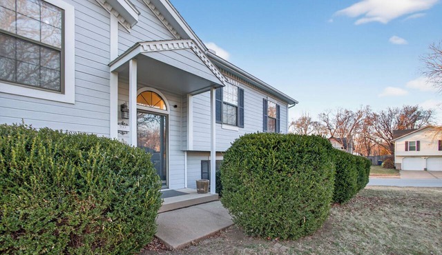 3BR Retreat - Luxurious King Suite - 19 Min to Arrowhead - Fenced Yard