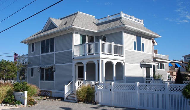 4 BDRM with pool, beach block, Steps to beach,walk to Bay village,Fantasy Island