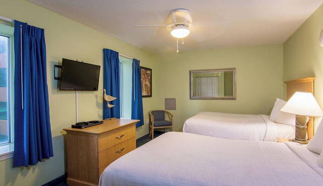 4 Beach Getaway 3 Bedroom Units with Full Kitchen and Stunning Balcony Views