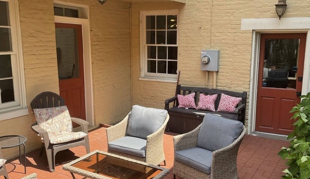 4 Bedroom, 3 Bath Big Downtown Frederick home, w/Private Patio & fire table