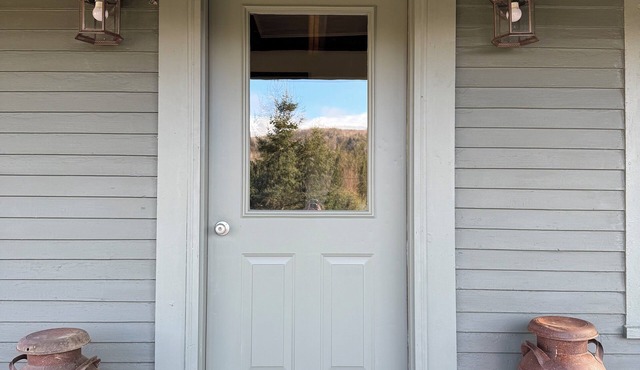 4-bedroom farmhouse near Burke Mtn and Kingdom Trails with WiFi