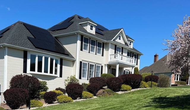 4-bedroom house with pool, hot tub in charming Lagrangeville with, AC. Enjoy.