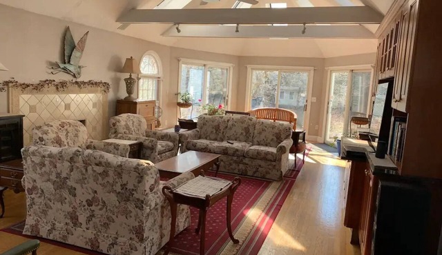 4 Bedrooms, 7 Beds, 3 Baths