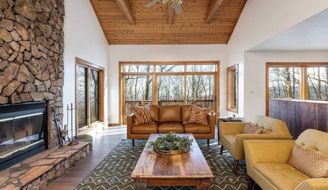 4 BR cabin mins to trails & breweries pets welcome