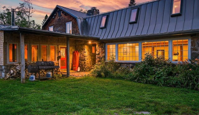 4 Br Sleeps 8 - Kayaks - Fire Pit - Dog Friendly