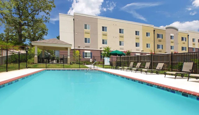 4 Bright, Comfortable Suites Ideal for Family Getaways – Great Location w/Pool
