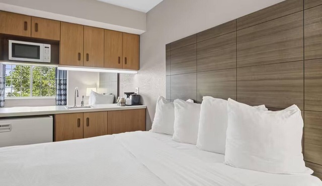 4 Contemporary Rooms Near Sports Venues – Your Gateway to Kansas City