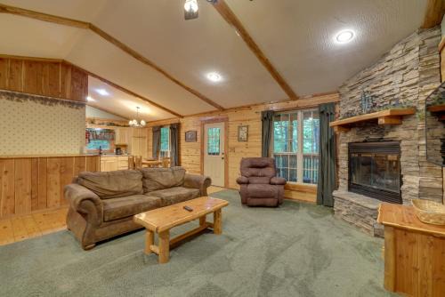 4 Mi to Lake: Wooded Log Cabin in Eureka Springs!