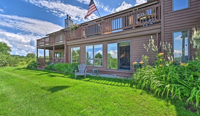 4-Season Lakefront Condo Swim, Boat and Ski!