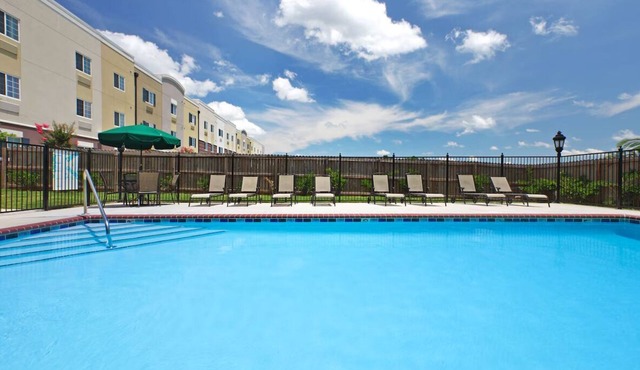 4 Suites with Fully Equipped Kitchen Ideal for Long Stays Near Oaklawn Races