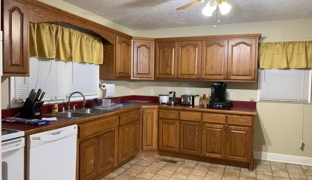 4704 Mammoth Cave Rd. Cave City, KY 42127