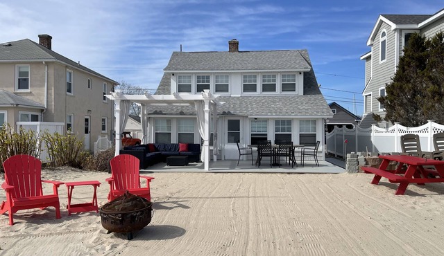 4BR Beach Cottage sits on private beach. Sleeps 12 with comfort, Outdoor grill