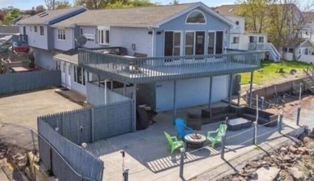 5 Bedroom Direct Waterfront Live.Work.Play Property