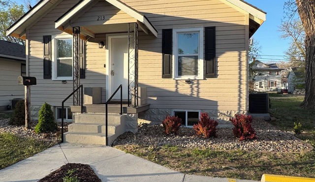 5-bedroom house in Hays with AC, WiFi
