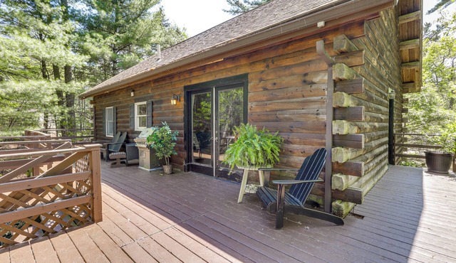 5 Mi to Plymouth Rock: Log Cabin Getaway!