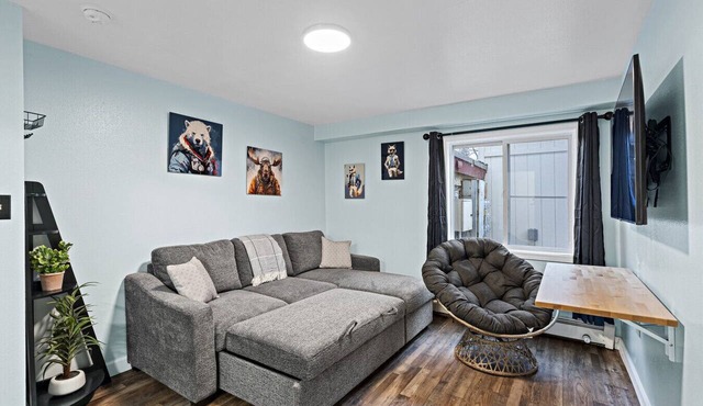 5 Min walk to restaurants/cafes, 8 min drive to airport, 10 min walk to trails.