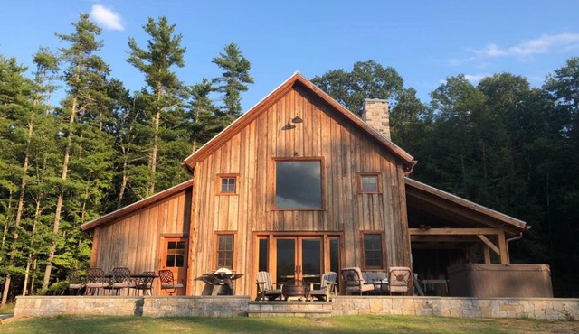 5-Star New Barn Home - Music Studio, Views & Hot Tub