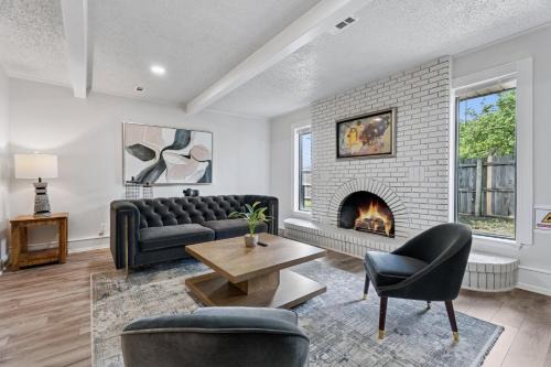 5BR Home Sleeps 10 Fenced Yard #NW25