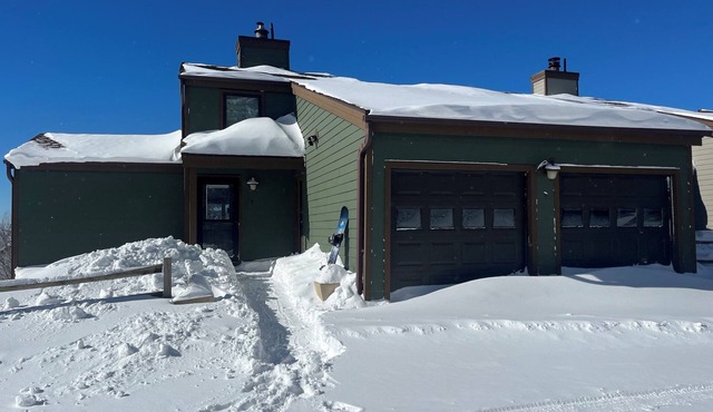 5BR townhome close to slopes and village, EV charger