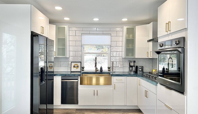 5STAR BrandNew HOME in greater BOSTON area w/parking, wifi, 5Beds2Baths