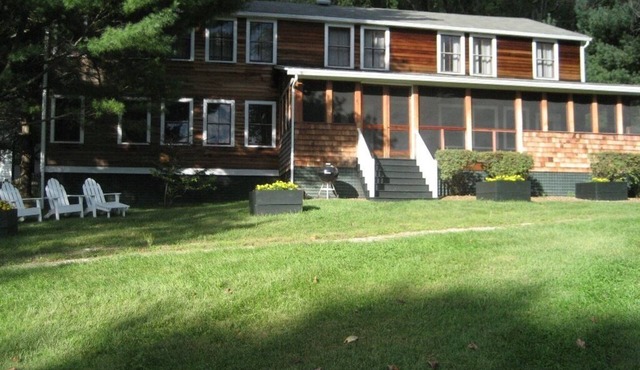 6 BR 'CAMP' House on Twin Lakes - Epic Historic Property