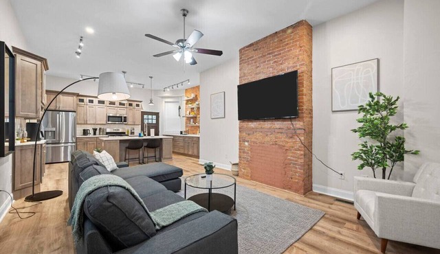 6BR Group Retreat w/BBQ, Game Room, and Parking