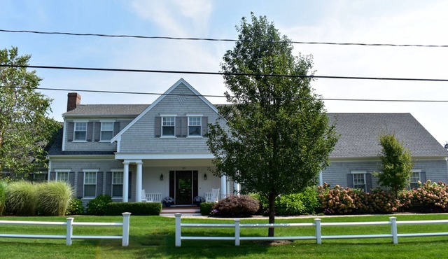 7 bedroom home sleeping 14! Located on the Bayside with private pool!
