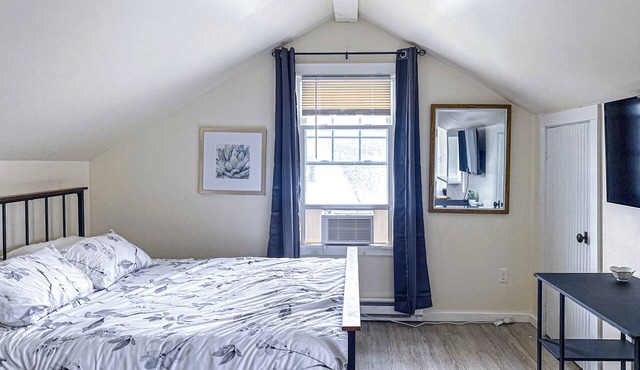 79-4 spacious studio Walk to backus hospital and downtown
