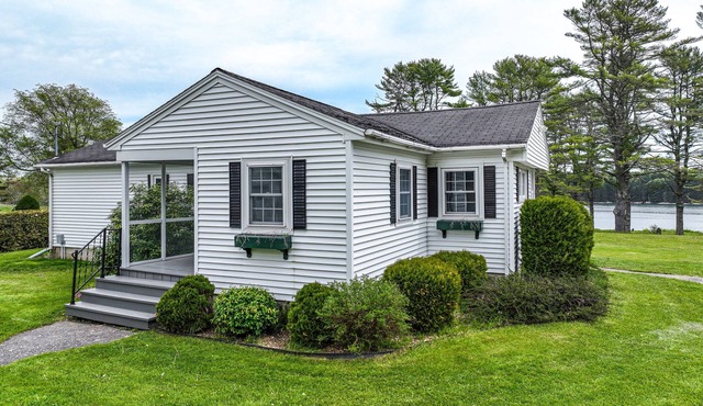 A Charming Getaway with Stunning Views and Modern Conveniences