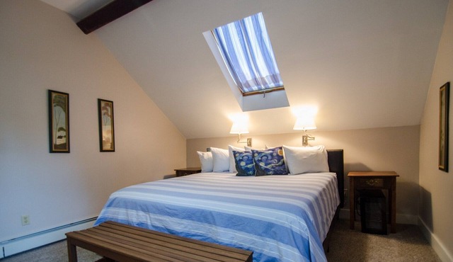 A cozy 2nd Floor King B&B Room in Downtown Shelburne - Delicious Breakfasts! FLE