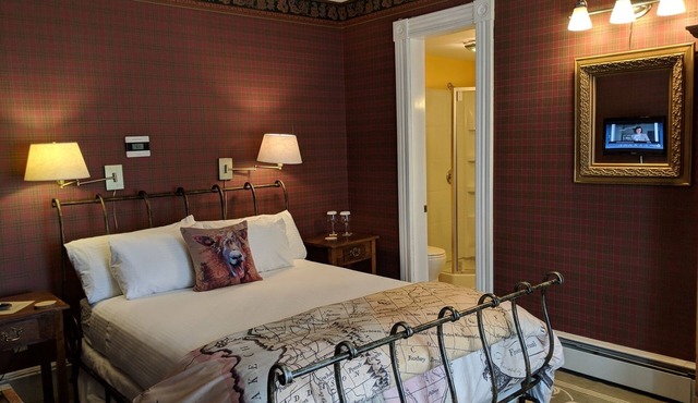 A cozy 2nd Floor Queen B&B guestroom in Downtown Shelburne - Delicious Breakfasts! TRA