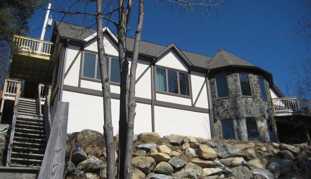 A little slice of heaven on Lake George Direct Waterfront Private Dock & Beach!