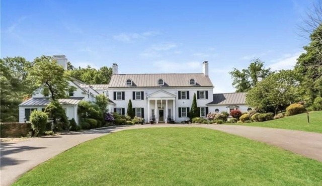 A Luxury Estate, Elegant, Historical, Hot Tub, Salt Water Pool ~The White Lion~