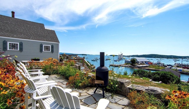 A+ on Harbor w/8 Kayaks, Deck, Patio, Beach, Walk To Town, Best Views