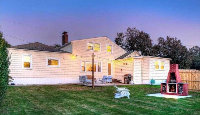 A peaceful four bedroom home between beaches