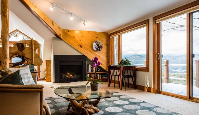 A peaceful luxurious retreat with stunning mountain views & nearby skiing!