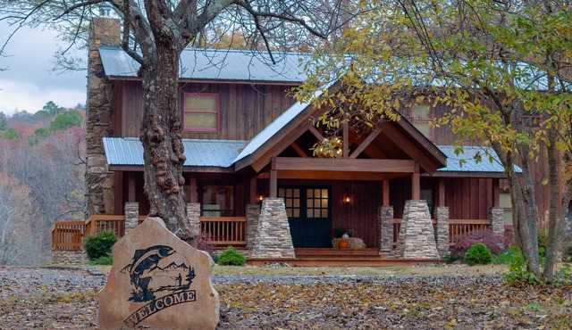 A relaxing, upscale cabin with the best view and fishing on the river!