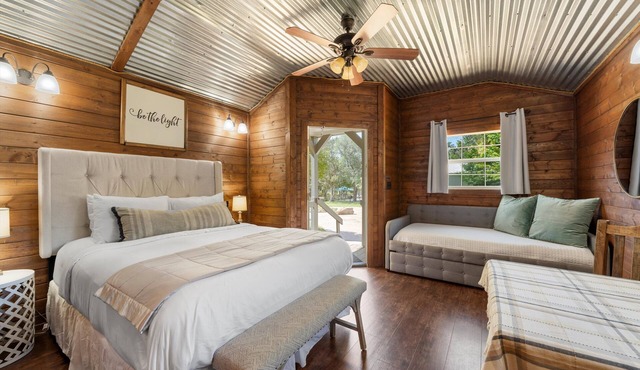 A True Tiny House #2 Experience on Relaxing Retreat Property 20 Minutes to Waco!