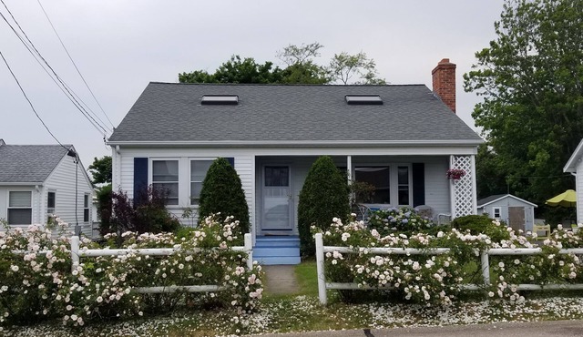 Adorable Cottage, short walk to Scarborough Beach.