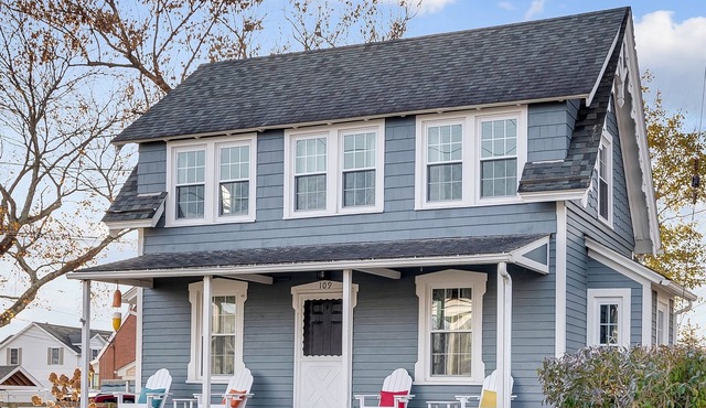 Adorable Cottage with Cottage porch, walk to water & town