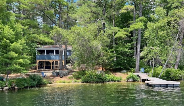 Adorable Maine cottage with sandy entry waterfront into Moose Pond