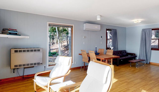 Adorable waterfront escape with deck, high-speed WiFi, full kitchen & grill