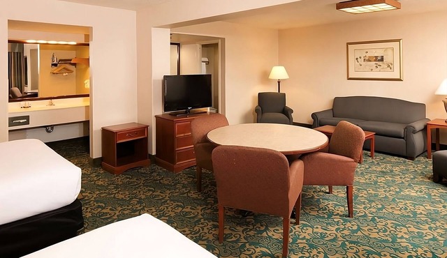 Airport Convenience! 2 Comfy Units, Breakfast, Pool