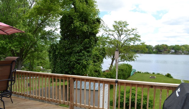 Akron Portage Lakes Peaceful Lakefront Charming 2-bedroom home/amazing view